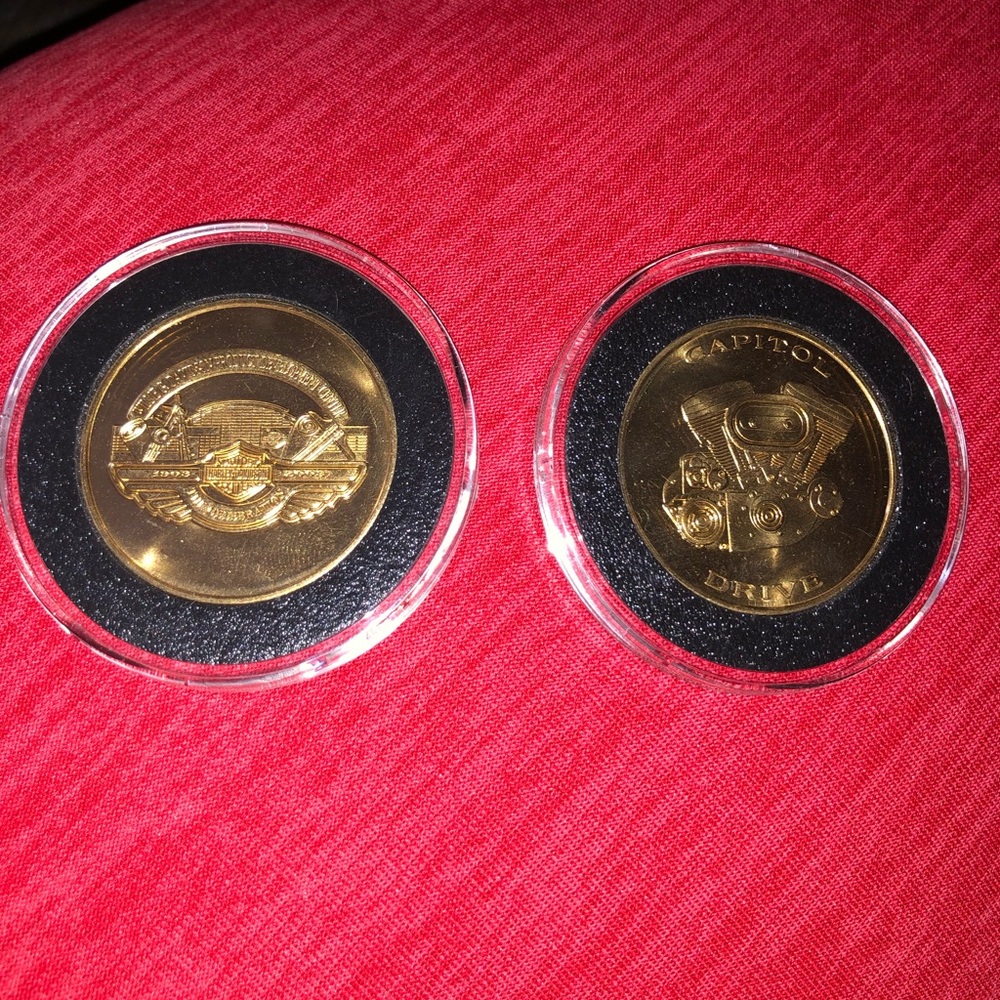 Enamel 🦅 pin and 2 Harley Davidson 100th anniversary coins 🪙 in holder